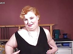 Grosse mamie amateur avec jouet noir préféré