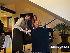 Porte ouverte filles nues pour un service de chambre