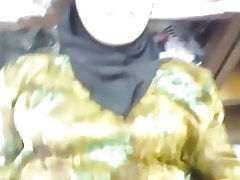 Femme, tandis que le magasin est ouvert