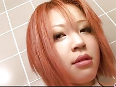 Serré et busty redhead babe chatte caresses dans la salle de bain