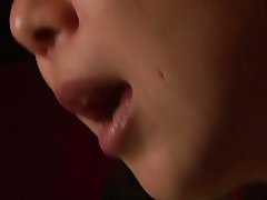 Deux filles et un mec baiser pendant que d'autres regarder