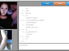 Jolie dame montrant seins et suce profondément son doigt