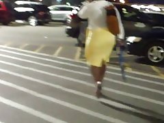 Hanches larges, milf serré jupe jaune...