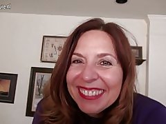 Coquine maman américaine jouant avec elle-même