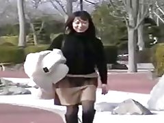 Femme asiatique en public