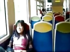 Milf asiatique frotte son clitoris sur un train.