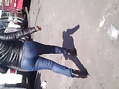 Mature en jeans serrés