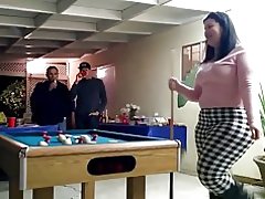 Pawg massive jouant au billard !