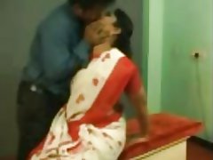 Indian aunty ayant des rapports sexuels au milieu de travail